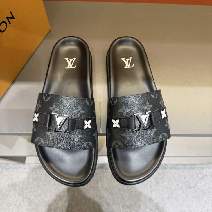 Picture of Louis Vuitton Slippers _SKULVsz38-45mnq0224681
